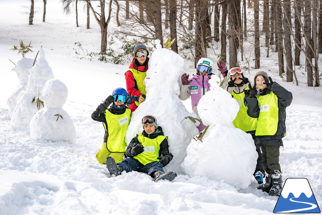 井山敬介さんと秋元日菜子さんのコンビは今年も健在！さらに、サプライズゲストも登場？！憧れのスキーヤーと一緒に雪と戯れ、『いちえ』の美味しいランチをいただく…。夢のようなイベント。めもるホールディングス presents プロスキーヤー・井山敬介さんと行く｜ダイナスティスキーリゾート